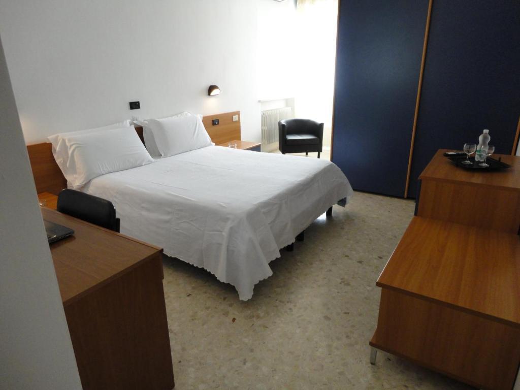 בארי Hotel Riviera חדר תמונה