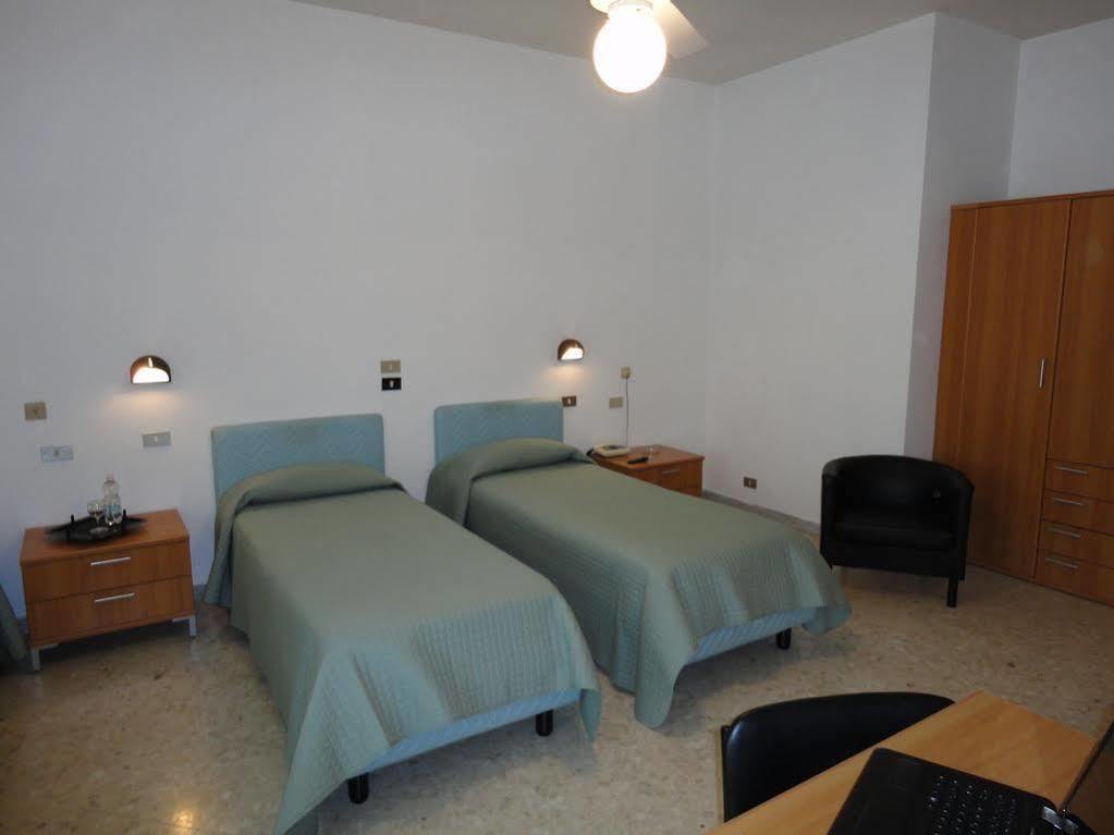 בארי Hotel Riviera מראה חיצוני תמונה